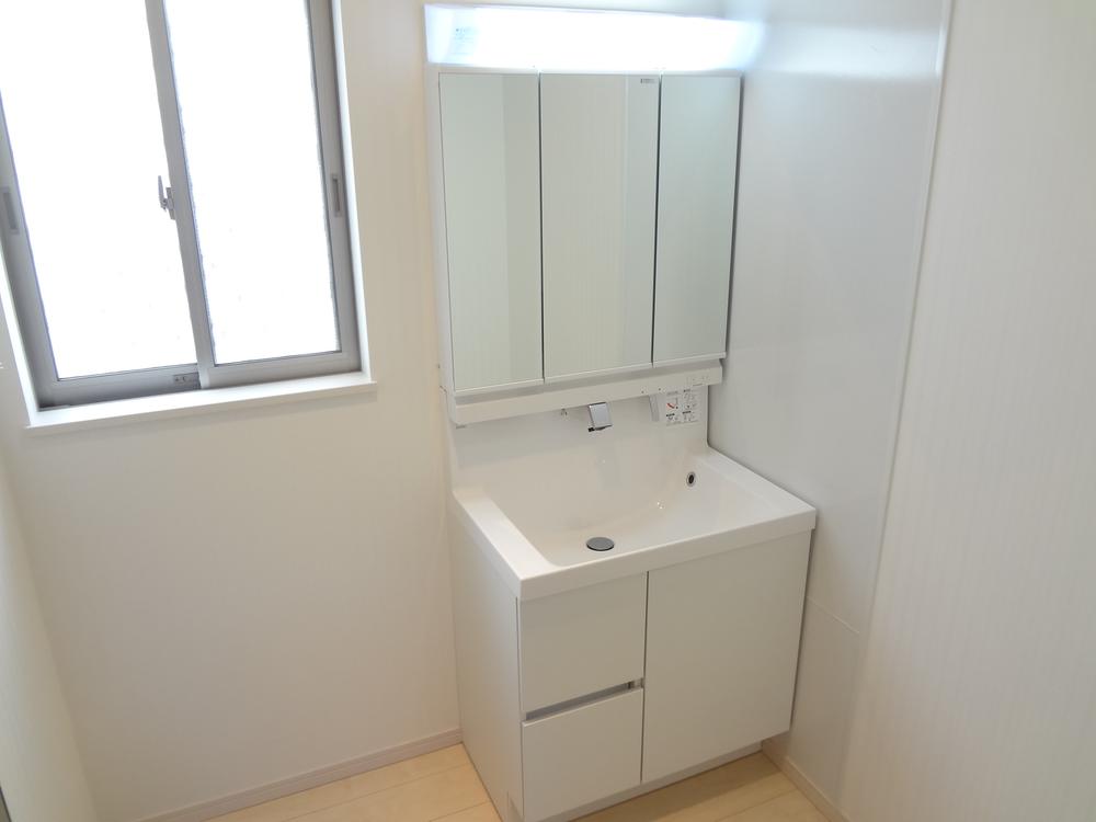 Wash basin, toilet. Shampoo with Dresser, Three-sided mirror type.