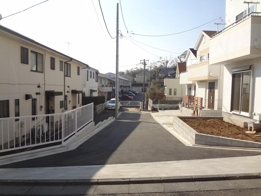 Local photos, including front road. Southeast side of the front road (width: 4.5m) is.