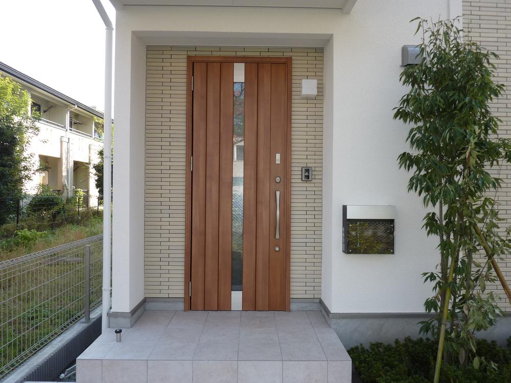 Entrance. 1 Building