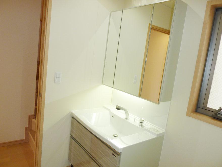 Wash basin, toilet. 1 Building