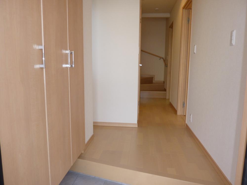 Entrance. 1 Building