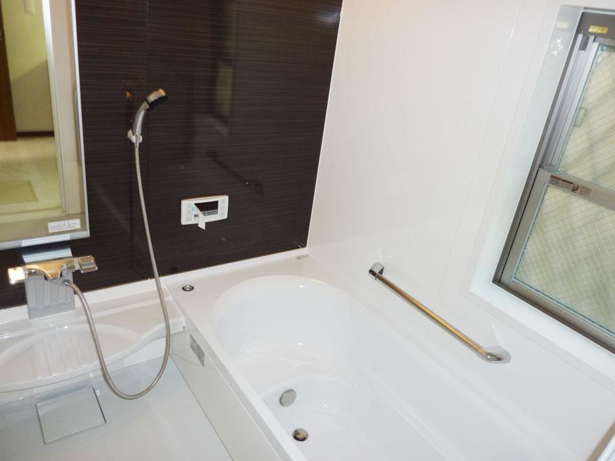 Bathroom. 5 Building