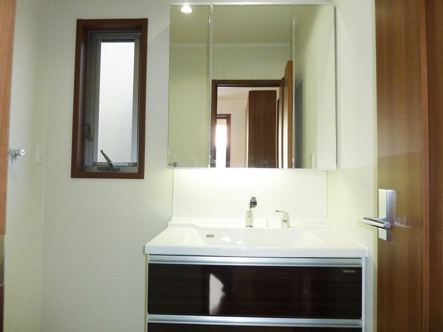 Wash basin, toilet. 5 Building