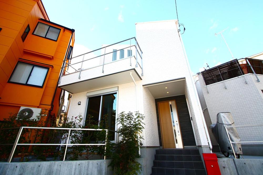 Local appearance photo. Adopt a natural wood on the floor of the room, Wax is not required of flooring.