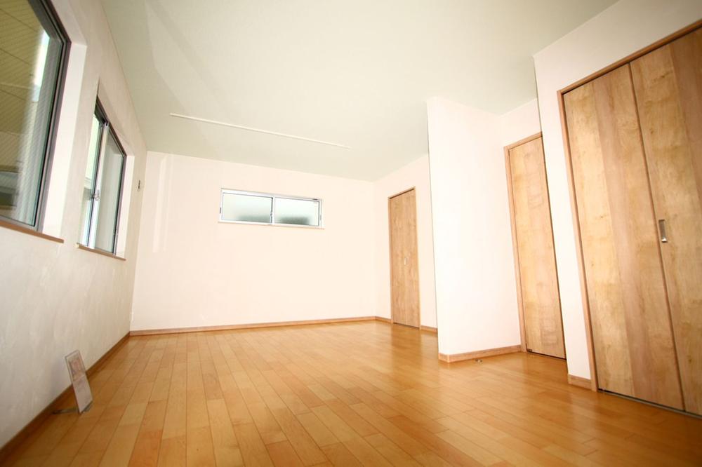 Non-living room. First floor storeroom There are two rooms worth, Number of rooms are available tailored to the growth of the child.