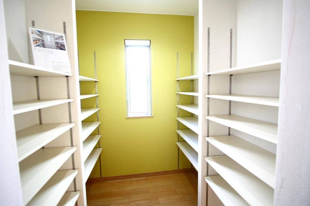 Other introspection. There is in the kitchen next to the two quires pantry, Utensils and food of stock you can see at a glance.