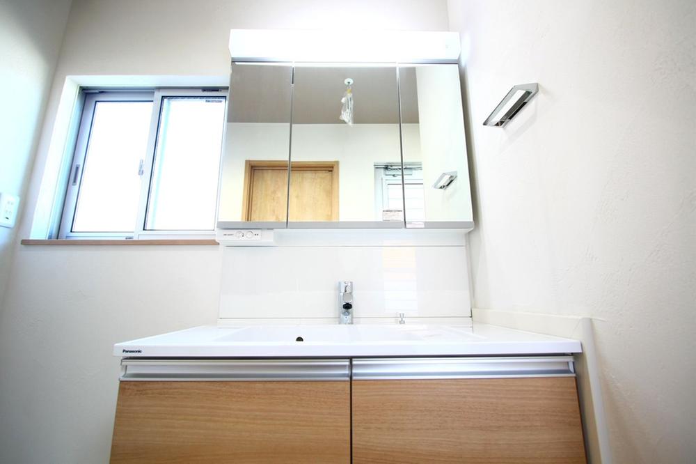 Wash basin, toilet. Wash basin of three-sided mirror type easy-to-use.