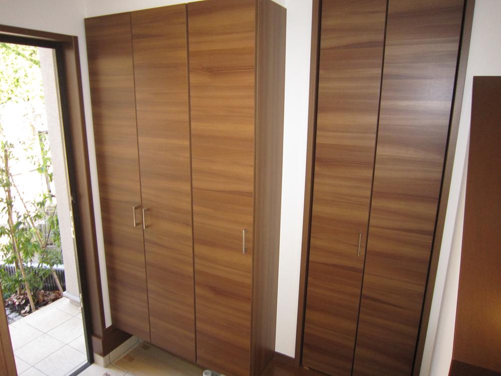 Entrance. It seems to enter all of the stylish family of shoes. 8 Building