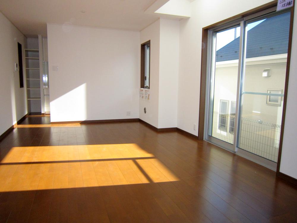 Living. Opening many bright living. 8 Building