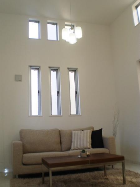 Living. A feeling of opening in the upper atrium!