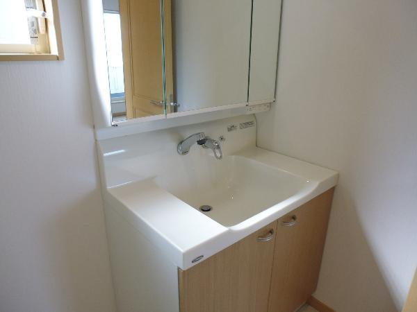 Wash basin, toilet. Wash basin