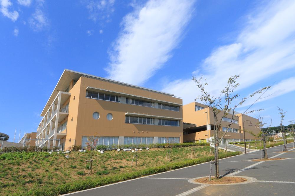 Primary school. Municipal Kasuga field Small ・ Small to be Kawasaki's first in the 890m April 2008 until junior high school ・ Medium cooperation schools opened. Program to continue to respond to established and educational challenges of today's human form has been practiced through the nine years. (A 12-minute walk ~ 14 minutes)