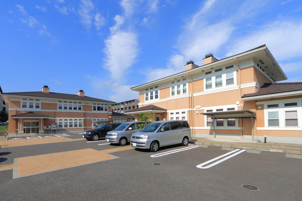 Hospital. 650m internal medicine until Kasuga field Medical Village, Pediatrics, Dentistry, Dermatology, Orthopedics, Medical Village gynecological are aligned. (Walk 9 ~ 11 minutes)