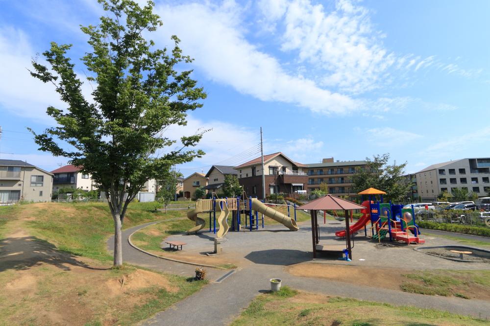 park. It has spread lush living environment such as parks and green spaces in the 910m around until Maruyama Komorebi park. While there within 30 minutes to Shinjuku, It alive is very a lot of green. (A 12-minute walk ~ 14 minutes)