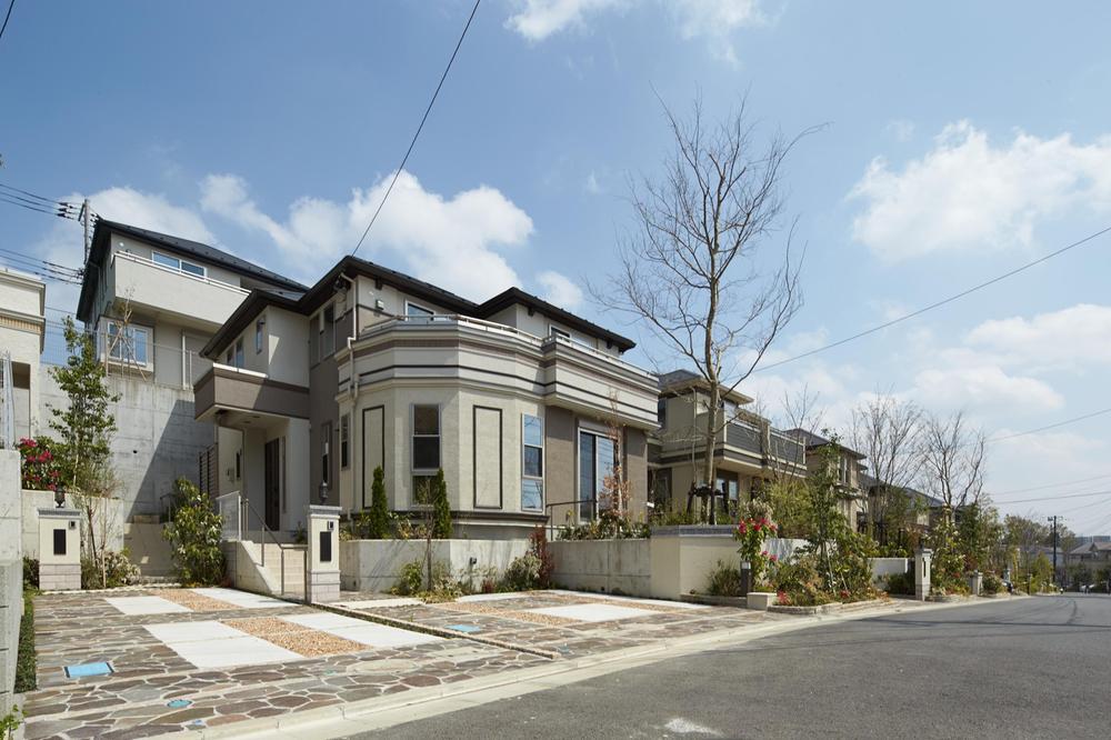 Sale already cityscape photo. While claiming individuality, European mansion to draw a beautiful cityscape with a sense of unity. Sophisticated exterior design shine in leafy streets. It was narrowing created to carefully one House one House. Phase 3 subdivision already the city average (April 2013 shooting)