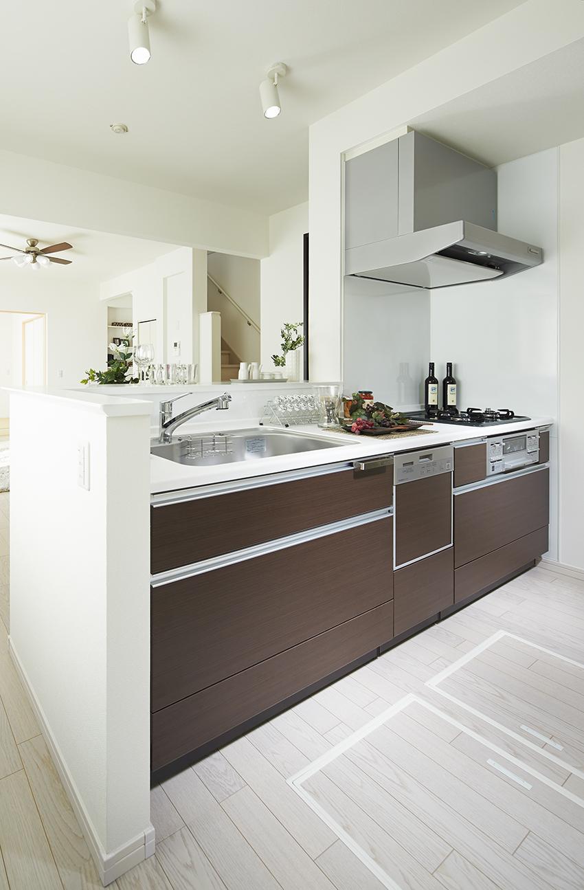 Kitchen. Open kitchen that can housework while talking with family, Communication deepens. (Model Home ・ 2013 November shooting)