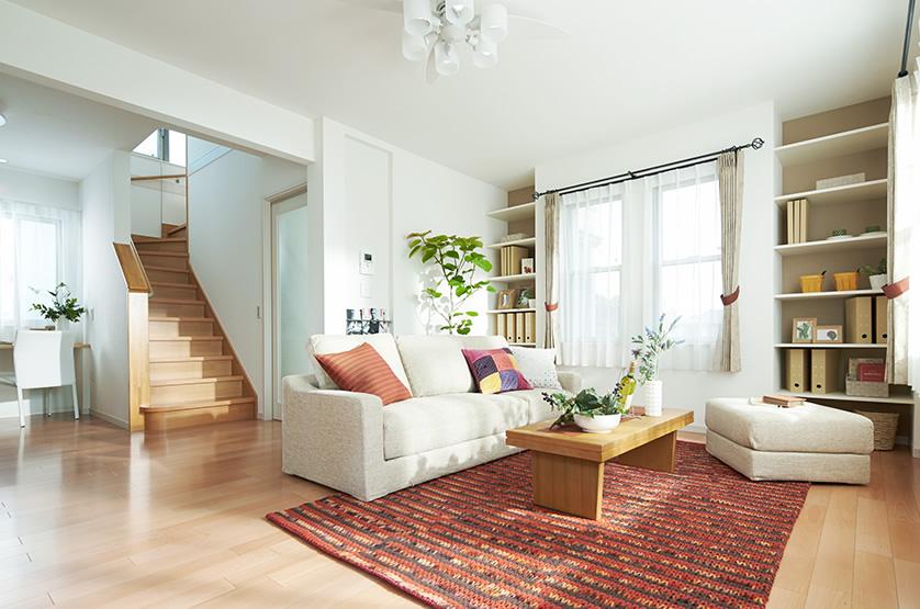 Living. Dining wrapped in bright sunshine. Also impetus conversation with family. (Model Home ・ 2013 November shooting)