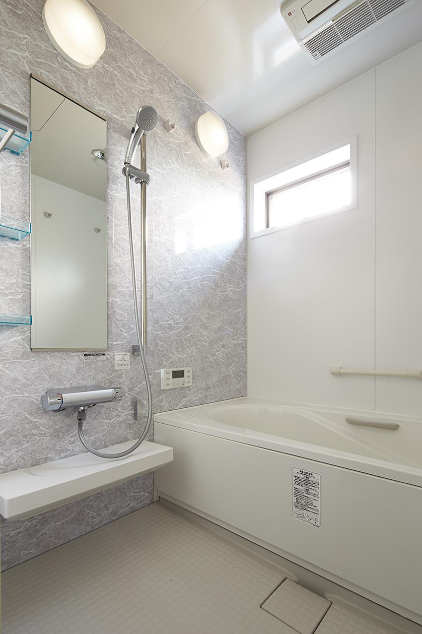 Bathroom. Adopting the hot water is cold hard Thermo bus lights. Also, It adopted a clean floor and Kururin poi, And it reduces the time and effort of cleaning. Sale already dwelling unit (November 2013) Shooting