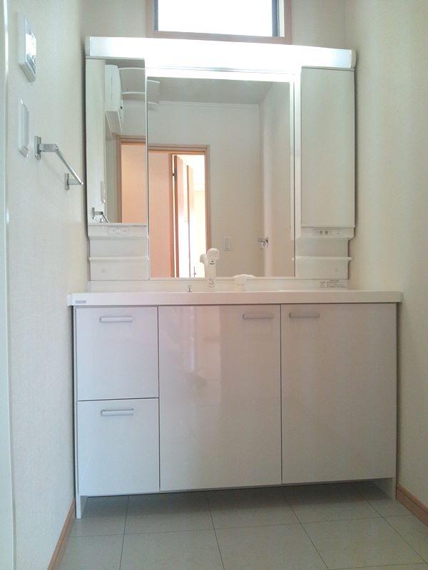 Wash basin, toilet. 7 Building room photo, Washbasin wide span! Enhancement also storage capacity!