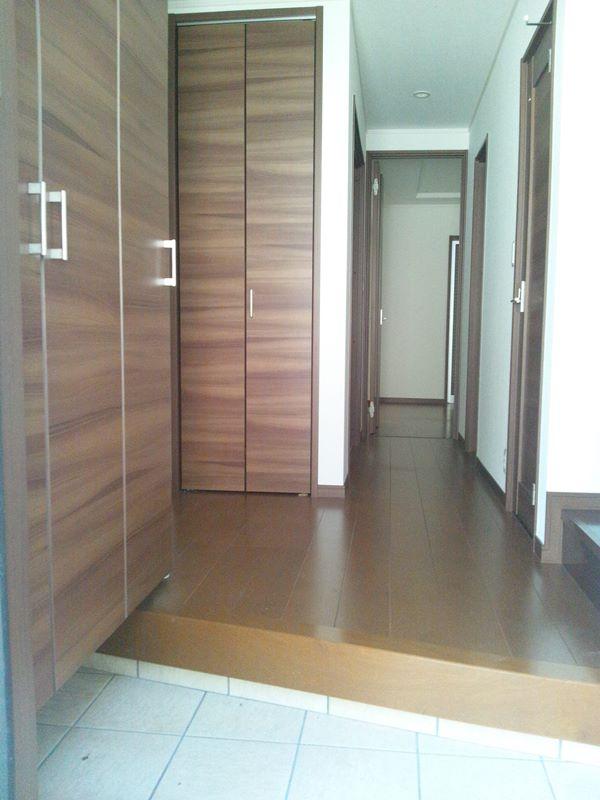 Entrance. 4 Building room photo, Also spacious space entrance!