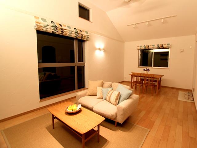 Living. <Living-dining (hearthstone)> relaxation of brightness that will gracefully produce a time. To cherish the moments of family gatherings.