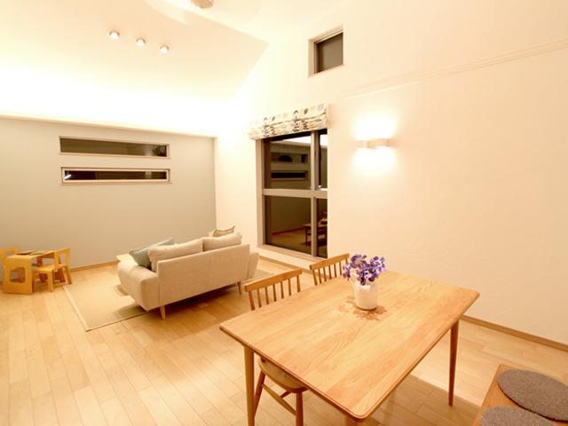 Living. <Living-dining (all light)> such as when children are playing, Is me in light of the so bright room at night when you want to brighten.