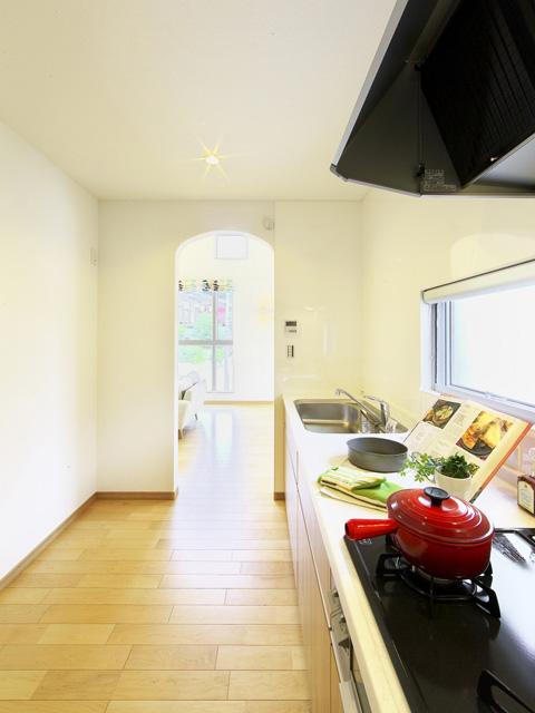 Kitchen. Is easy to take family and communication are in the living room, Adopt a popular open kitchen. Rest assured that a small child is can have in the living eye can reach. (Photo / Model house)