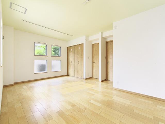 Non-living room. Or partition the one room in 2 rooms, Design a room that the two rooms can be widely used or deformation to one. It can be changed to match the growth of the child. (6 Building)