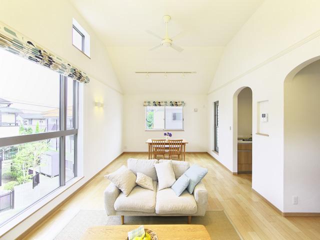 Living. Ceiling of the living room has become a slope ceiling. There is a height minute, It is more give a more open feeling, Living will be more pleasant space. Light writing the difference from the window is also enough.