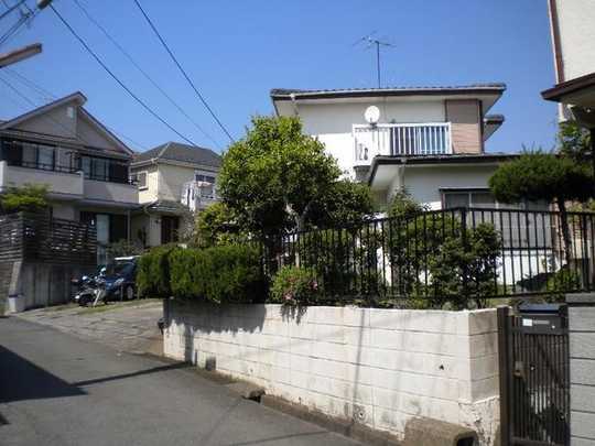 Local land photo. Building appearance