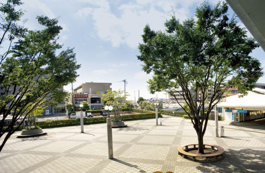 Other. "Kurihira" station of Tama express station, Station square. The front of the station, Supermarkets and convenience stores, Convenient facilities equipped to live, such as clinic. <About than local 1020m (8 April 2012 shooting)>