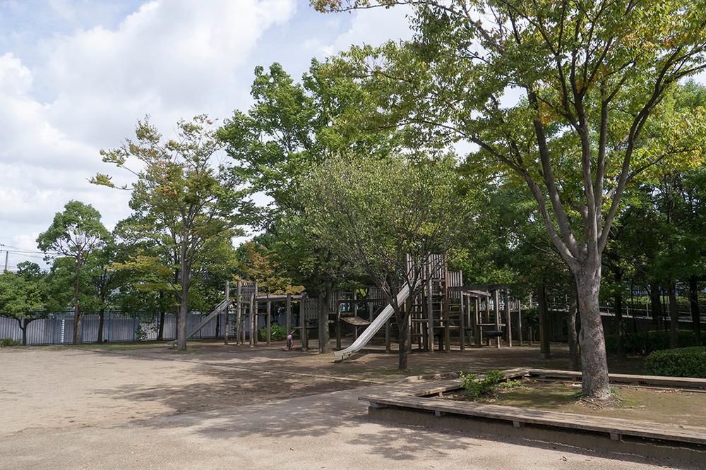 park. Playing with 130m children to Kuriki park, Catch the ball or can park.