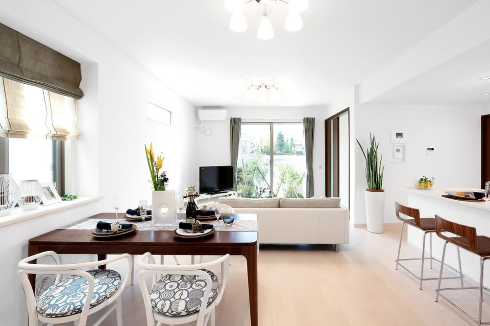 Living.  ■ living ・ More comfortable spending time in the dining family, Living to enrich ・ dining. Model home (August 2013) Shooting