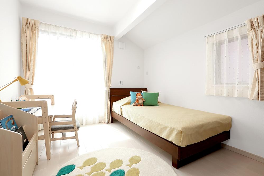 Non-living room.  ■ Western style room Foster the growth of the children, Bright two-sided lighting Western-style. Model home (August 2013) Shooting