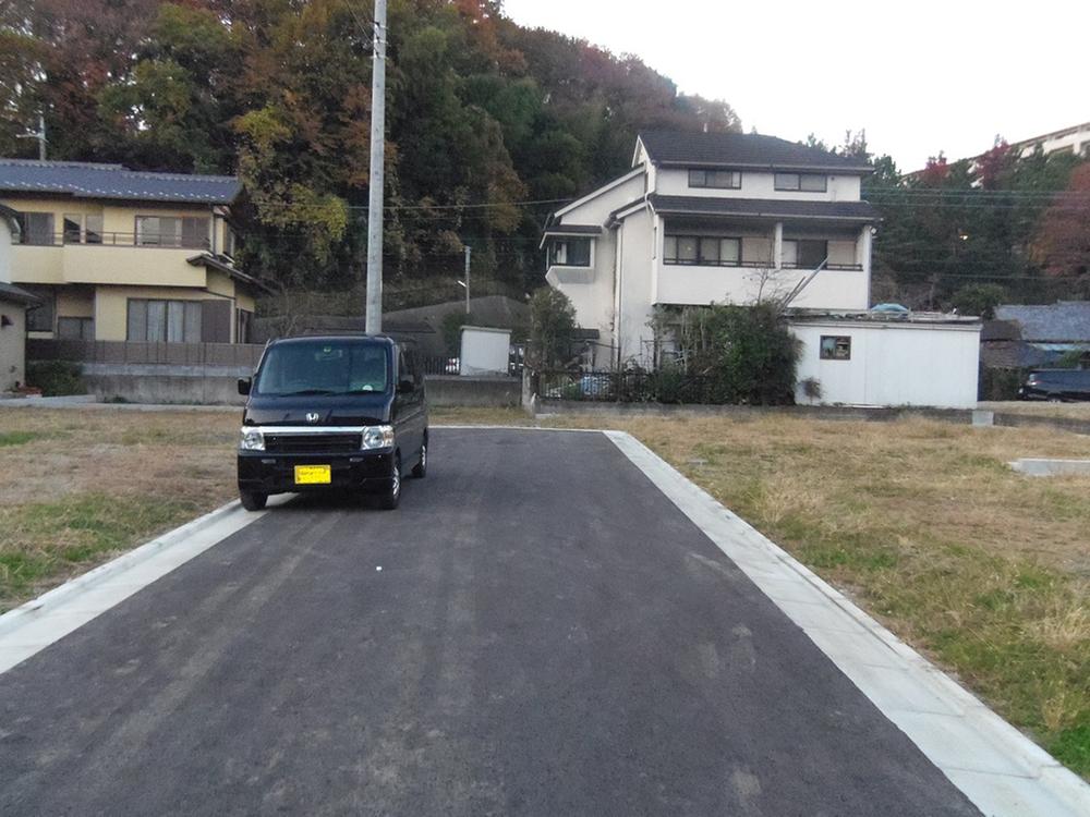 Local photos, including front road. Parking is also easy on the front road width 5m!