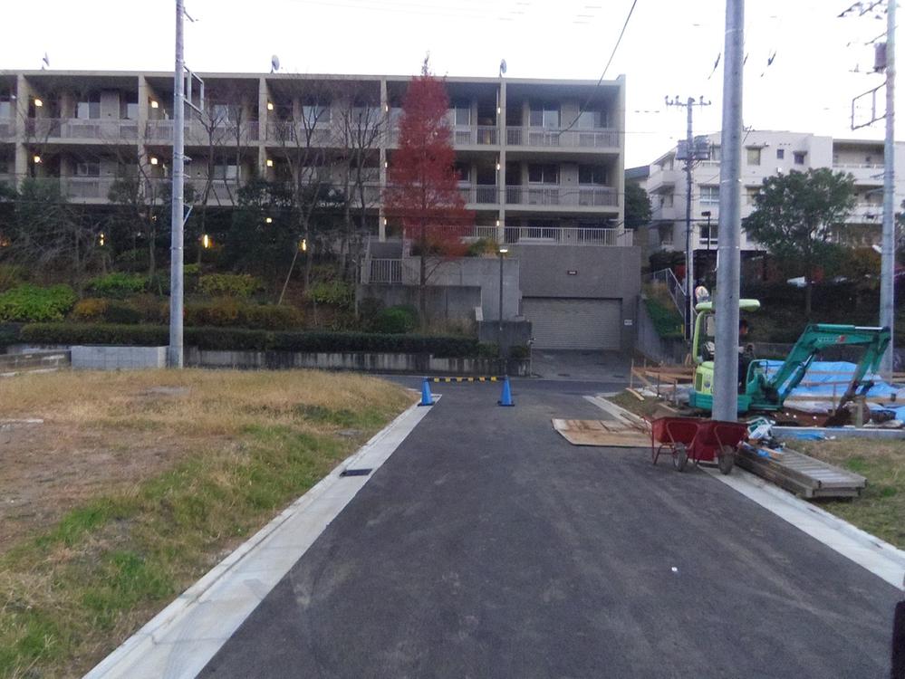 Local photos, including front road. The surroundings are quiet residential area.