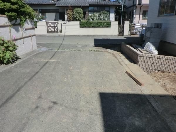 Local photos, including front road. Frontal road