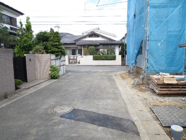 Local photos, including front road. Front is the road (1).