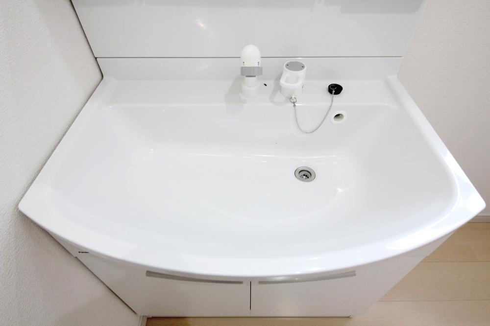 Wash basin, toilet. Same specifications