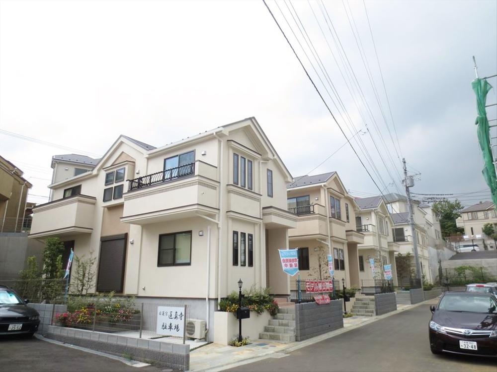 Local photos, including front road. "Lagrasse new lily Keoka" whole picture, Clean streets