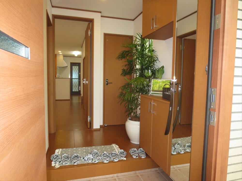 Entrance. Building 3 in the foyer