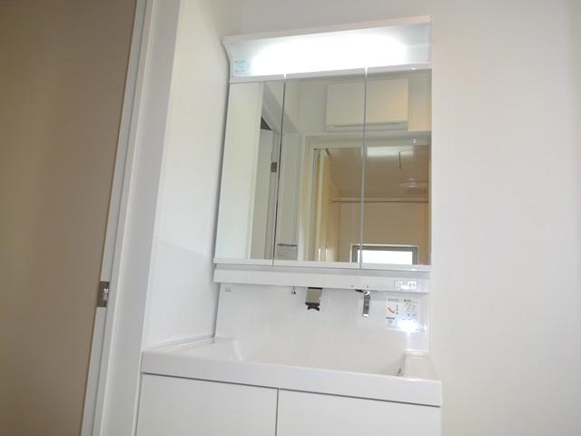 Wash basin, toilet. 1 Building bathroom