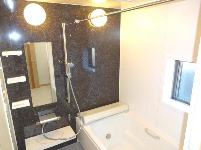 Bathroom. Building 2 Bathroom of the double lighting