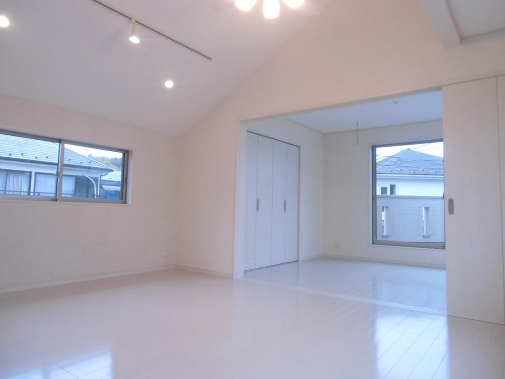 Living. Open gradient ceiling