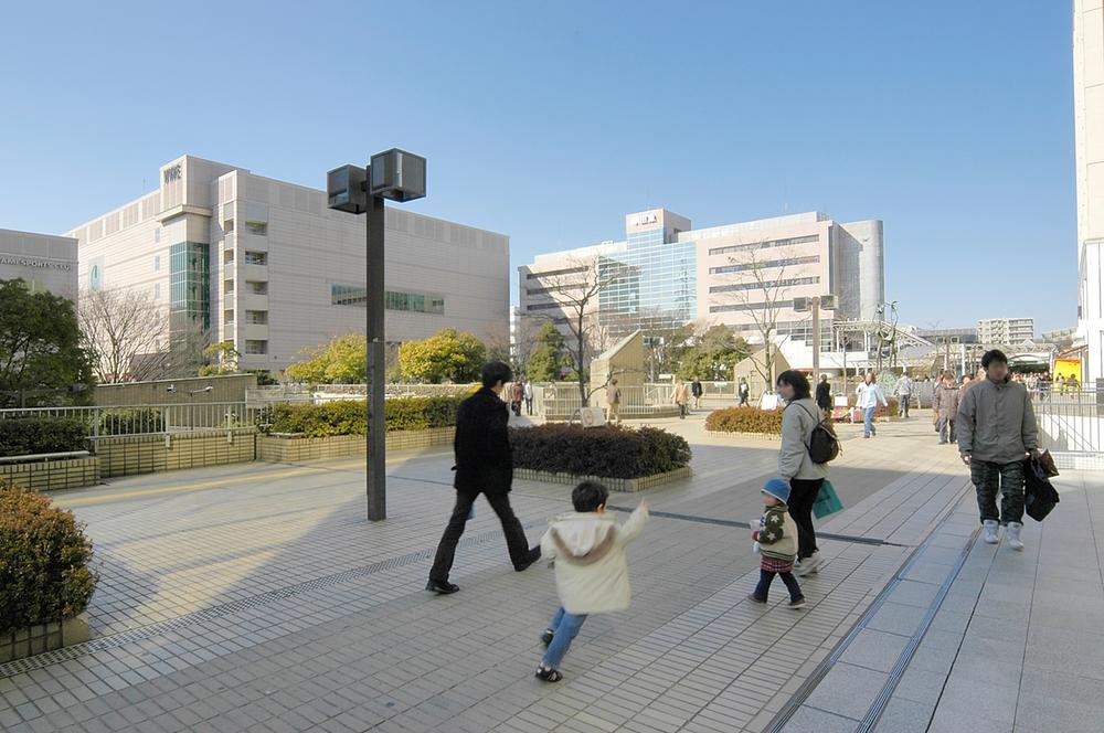 station. ShinYuri months is a hill station. It has gathered a variety of shops in addition to the public facilities. There is also a bus of Airport Direct.