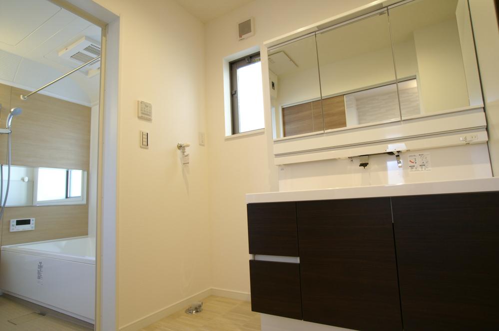 Wash basin, toilet. Indoor (11 May 2013) Shooting