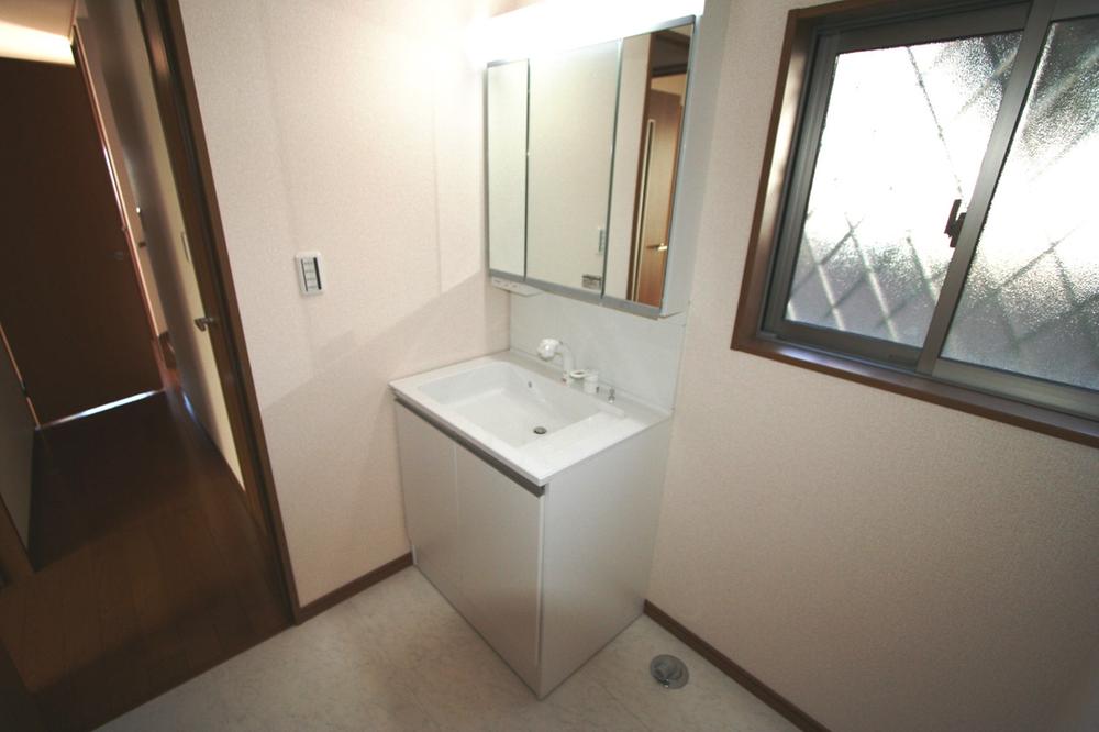 Wash basin, toilet. Local (12 May 2013) Shooting