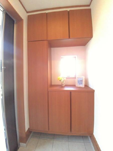 Entrance. Shoebox with a storage capacity