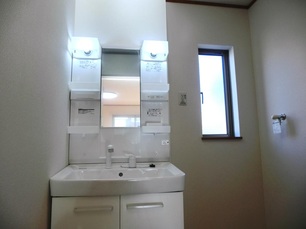 Wash basin, toilet. 1 Building