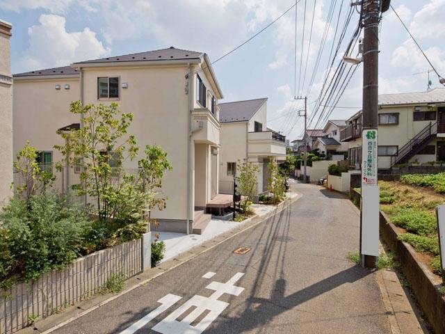 Local photos, including front road. The entire surface of the road is also widely parking easy